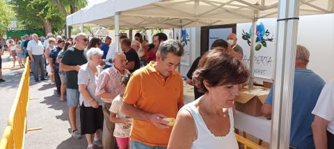 Centenares de personas degustaron la barbacoa de la comida popular