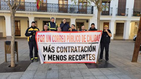 Concentración de carteros ante la oficina de Correos de Manzanares