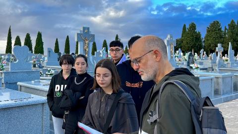 Momento de la actividad del IES Azuer en el cementerio municipal