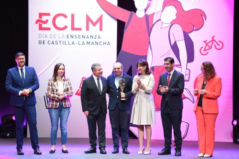 El presidente de Castilla-La Mancha entregó el premio a José Luis Olmo