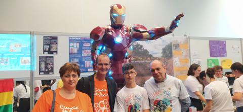 Juan Antonio y su profesor junto a su Iron Man en la feria de Viladecans