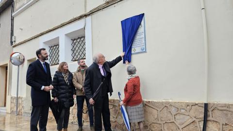 Julián Nieva descubre la cerámica mural