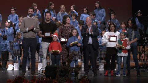 Entrega de obsequios tras la segunda jornada de la Muestra Escolar de Villancicos