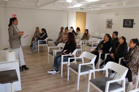 Sandra Montoya es la técnica encargada de desarrollar este programa en Manzanares