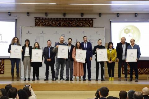 Varios centros reciben la distinción junto al colegio Tierno Galván