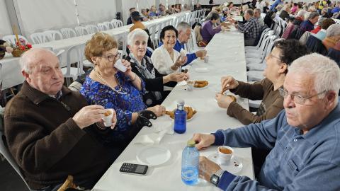 Chocolatada para personas mayores en la carpa