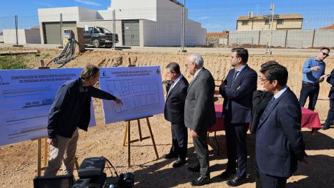 Un técnico municipal explica los planos del centro a las autoridades