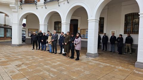 Representantes de la corporación municipal durante el minuto de silencio