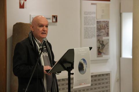 Teo Serna durante la inauguración de la exposición (Foto: Ayuntamiento de Alcázar)