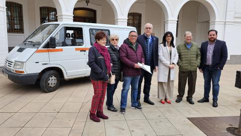 Autoridades y miembros de Hausa junto a la furgoneta donada