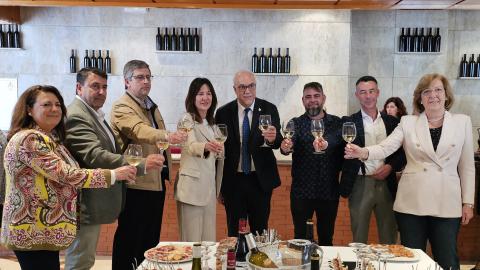 Brindis conjunto entre representantes institucionales y de las bodegas