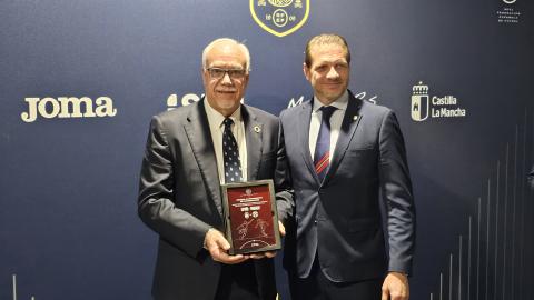 Luis Amado entrega un reconocimiento de la RFEF al Ayuntamiento de Manzanares