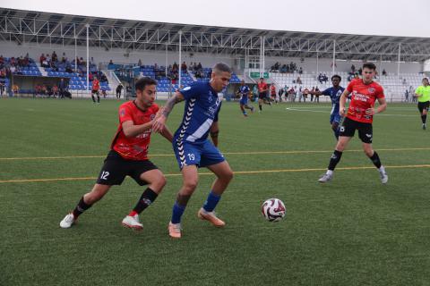 Leo Peredo controla el balón en un reciente partido del Manzanares en casa