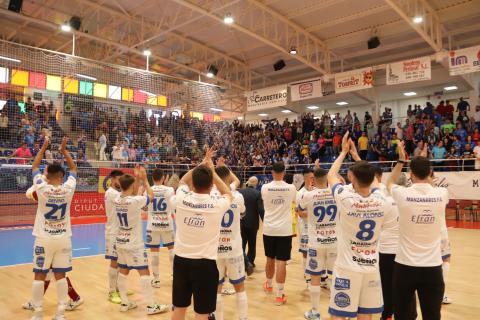 Saludo de la plantilla del Manzanares a su afición en Valdepeñas