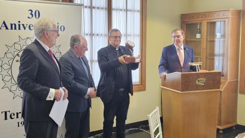 El padre Doñoro recibió el premio de Tertulia XV