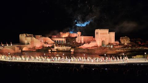 Saludo final en el espectáculo nocturno de Puy du Fou