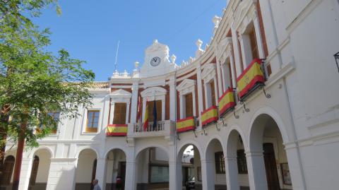 Fachada del Ayuntamiento en día festivo