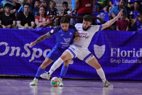 Pedro pugna un balón en el partido disputado en Alzira - Foto de Carla Cortés