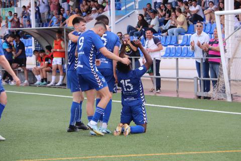 Yúber celebra el primero de sus goles