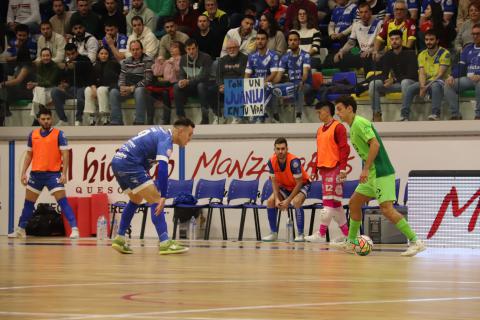 Dani ante una jugada de Gon Castejón en el partido de ida