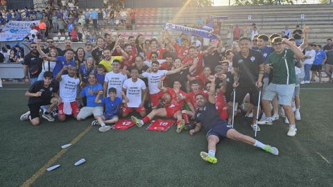 Celebración de la plantilla junto a aficionados