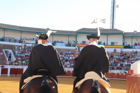Salida de los alguacilillos antes del paseíllo de la corrida de feria de 2023