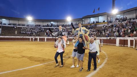 David Galván y Miguel Ángel Perera salen a hombros