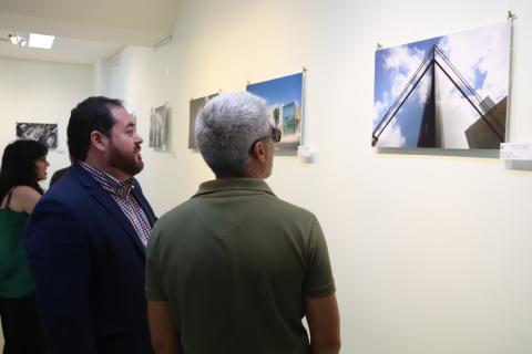 Exposición del III concurso de fotografía industrial de Aempoman en la biblioteca