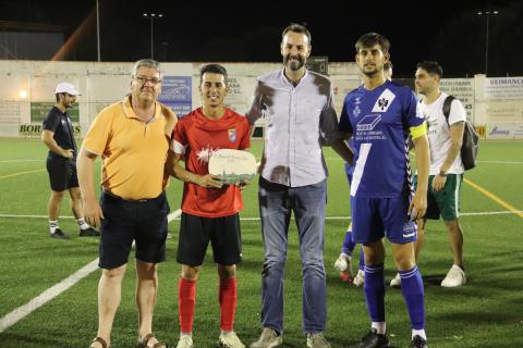 El concejal de Cultura entregó una cerámica conmemorativa del memorial al capitál del Huracán de Balazote