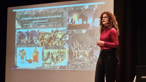 Marina Lozano durante su charla con estudiantes en la Casa de Cultura