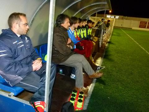 A la izquierda aparece Valerio Céspedes en el banquillo del Manzanares como segundo de Guillermo Alcázar en 2014