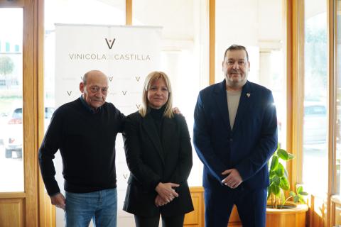 Félix y Sonia Bellido junto a Ramón Sánchez en Vinícola de Castilla