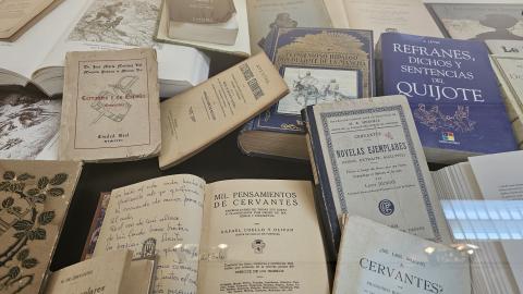 Libros expuestos en una vitrina central