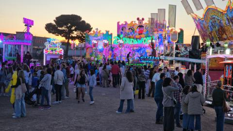 Zona de atracciones de las fiestas el domingo al atardecer