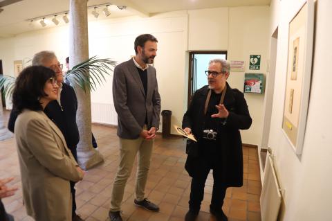 Max Delgado durante la visita a la exposición junto a los concejales de Cultura y Educación