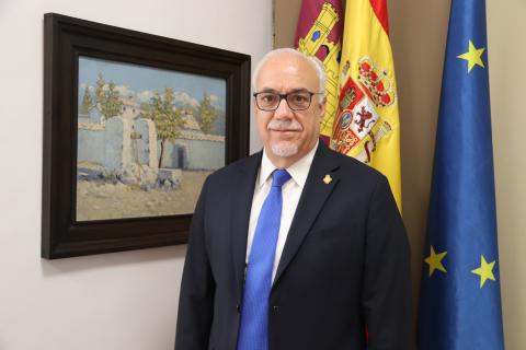 Julián Nieva en el despacho de alcaldía