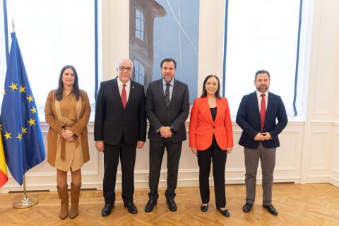 Nieva junto a parlamentarios de la provincia y a la alcaldesa de Alcázar con Óscar Puente