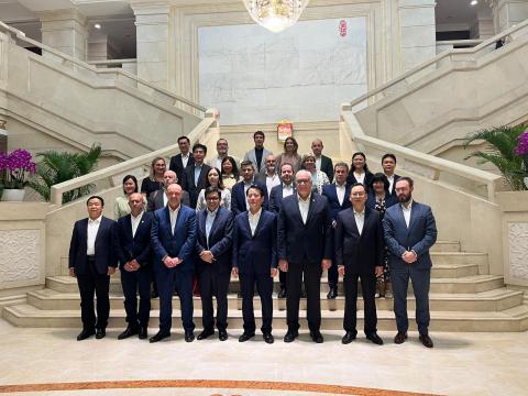 Delegación española con autoridades chinas