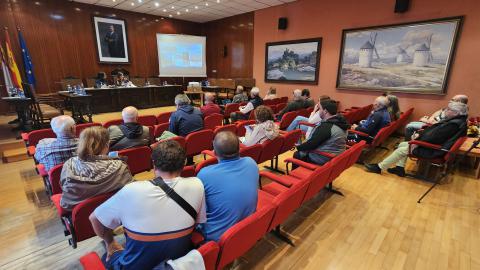 Momento del sorteo informático celebrado en el salón de plenos