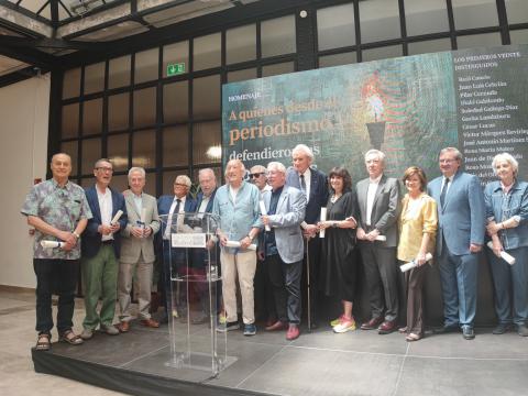 Román Orozco (tercero por la izquierda) junto a algunos de los periodistas reconocidos. Foto: Asociación de Periodistas Europeos