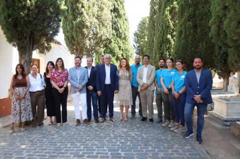 Visita institucional a la cuarta fase del proyecto de exhumación en el cementerio