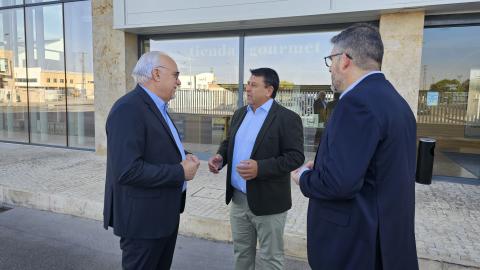 Julián Nieva visita la cooperativa junto al gerente y al presidente de la entidad