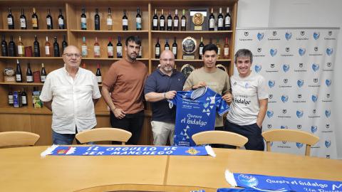 Gholami junto a directivos técnico y patrocinador