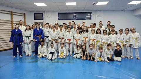 Foto conjunta con el alumnado del club de Judo Foto conjunta con el alumnado del club de Judo