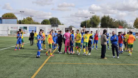 Saludo final de los jugadores tras la victoria ante el Atlético Tomelloso