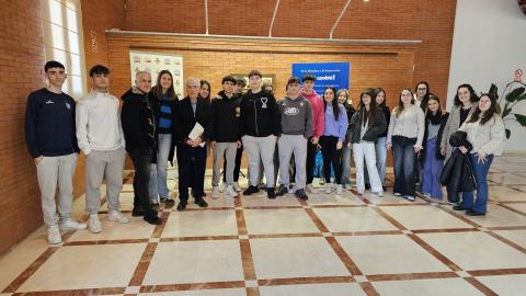 Alumnado de bachillerato del IES Sotomayor durante la visita a la exposición
