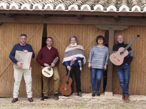 Maribel Ruiz (en el centro) en una de las fotos del disco de Airén