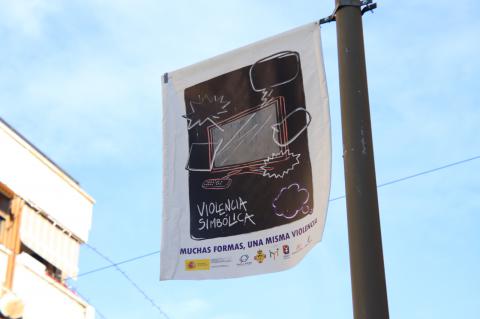 Una de las bandeloras instaladas en la calle Toledo