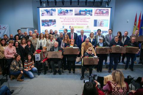 Foto conjunta con las familias tras recoger los restos exhumados en el cementerio