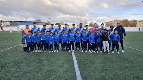 Los prebenjamines y los alevines de la Escuela de Fútbol saludaron junto al Manzanares CF antes del encuentro